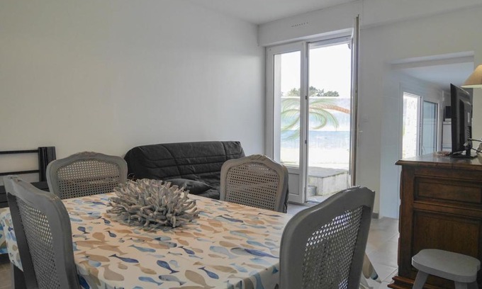 Le Palais Apartment | Appartement rénové en plein centre de Palais avec cour ensoleillée, proche du port, animaux acceptés - FR-1-418-222