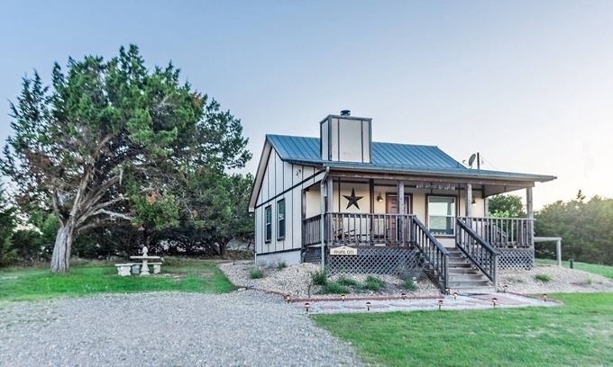 Fredericksburg Cabin | Appian Way Avalon Cottage - Private Hot Tub - 4 Min. to Downtown