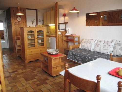 Plagne Centre Apartment | Appt ski-in/ski-out avec lit gigogne et casier à skis - FR-1-351-57