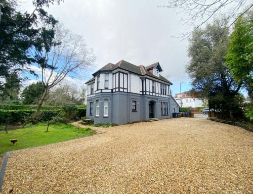 Westbourne Apartment | April Lodge -3Bed-Sleeps 6-Parking-Spacious-Long Stays-Groups-Professionals-Contractors Welcome