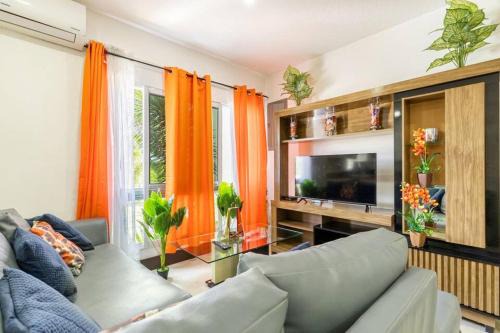 Runaway Bay Apartment | Apt - Gated Community-Sleeps 4-Balcony-Parking