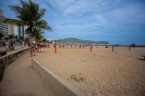 Guilhermina Apartment | Apto com churrasqueira e wi-fi a 650m da praia