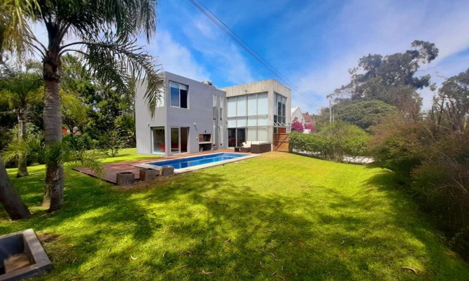 La Barra House | AQUI NO ES