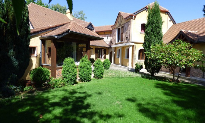 Arbus House | Arbus: Beautiful, quiet, cool residence with enclosed garden planted with trees.