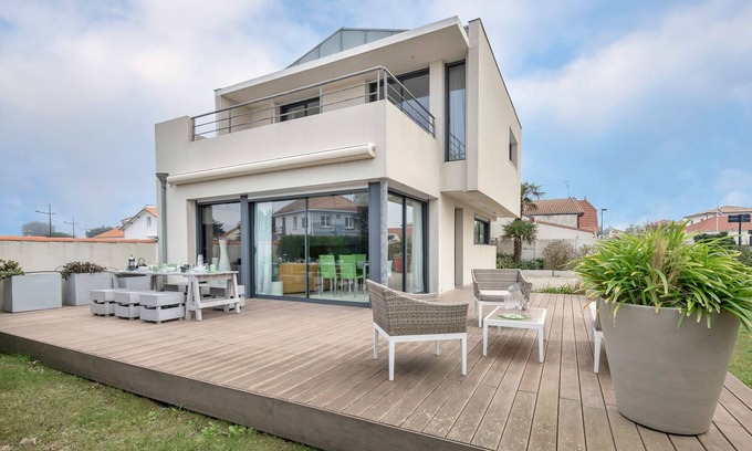 La Plaine-sur-Mer Ski Chalet | Architect's House Facing the Sea in La Plaine sur Mer