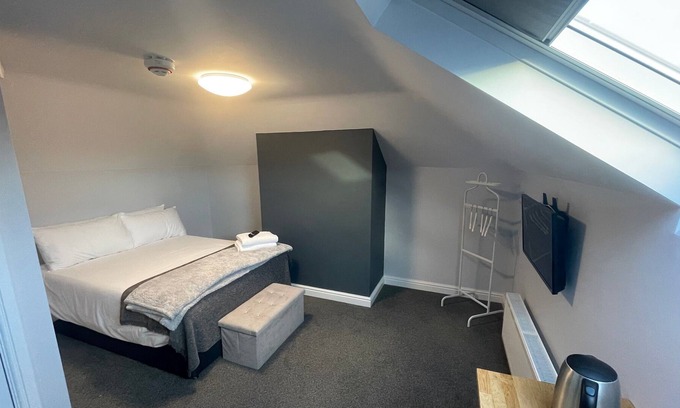 Basingstoke House | Arlan House, Superb Basingstoke Hotel - Room 05