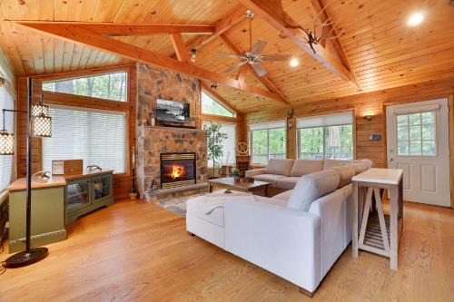 Pocono Lake House | Arrowhead Lodge Walk To Lake & Private Dock