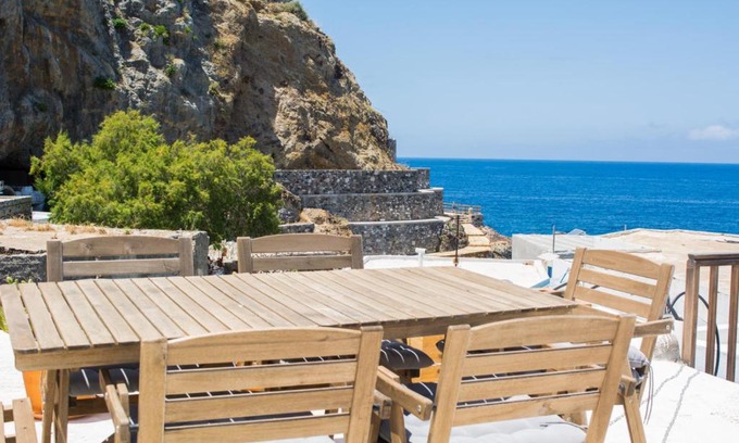 Mandraki House | Art curators traditional home next to the sea