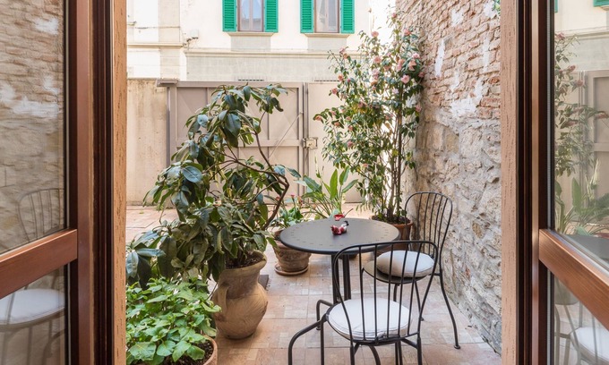 Santo Spirito Apartment | Art Gallery Apartment in Florence