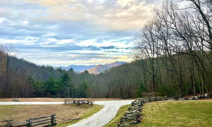 Highlands House | Artsy Highlands 5 br 3.5bth,w/creek,wifi & firepit