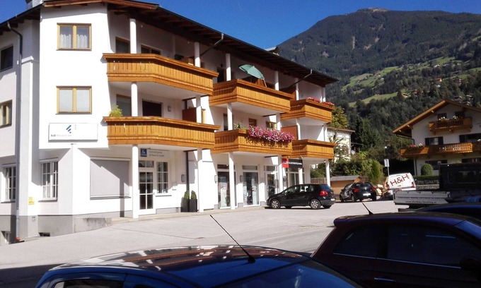 Stumm Apartment | As new apartments in a central location with panoramic views and parking.