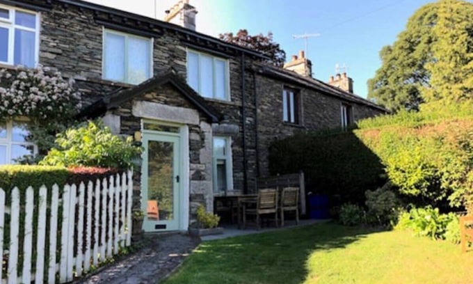 Staveley Cottage | Ashdene Cottage With Enclosed sun Trap Garden
