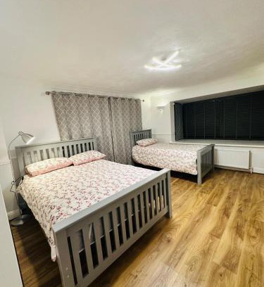 Milton Keynes Apartment | Ashsons Cosy Studio Apartment Free Parking For Car or Small Van Only