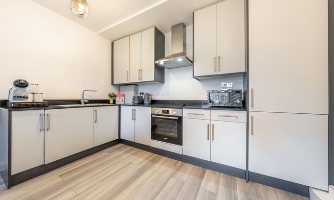 Staines Apartment | Ashview 2 - Heathrow - Thorpe Park - Free Parking