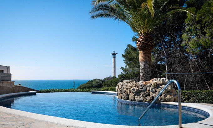 Torredembarra House | AT033 La Siesta: Villa con A/A, wifi, parking y piscina privada
