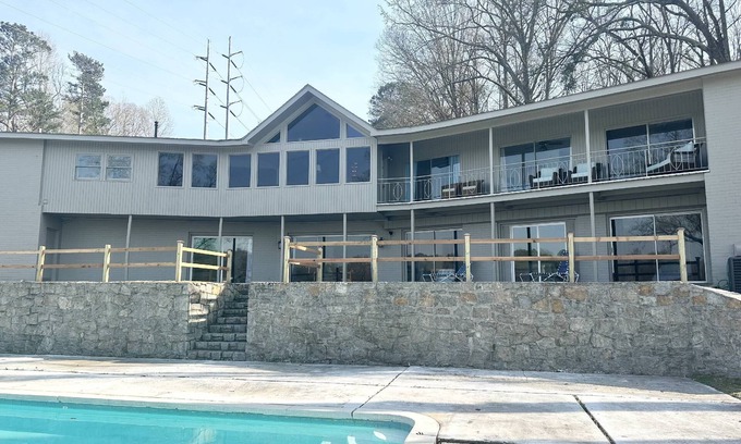 Jonesboro House | ATL/Jonesboro, Relaxing Fall Getaway for Families/Friends or Cooperate Groups