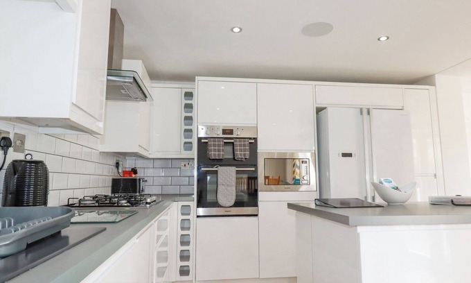 Porth Cottage | ATLANTIC SUNSET, pet friendly, character holiday cottage in Newquay