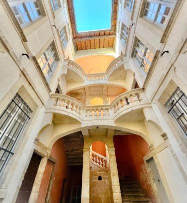 Nimes City Centre Apartment | Au cœur du centre historique - Immeuble classé - Terrasse - climatisé