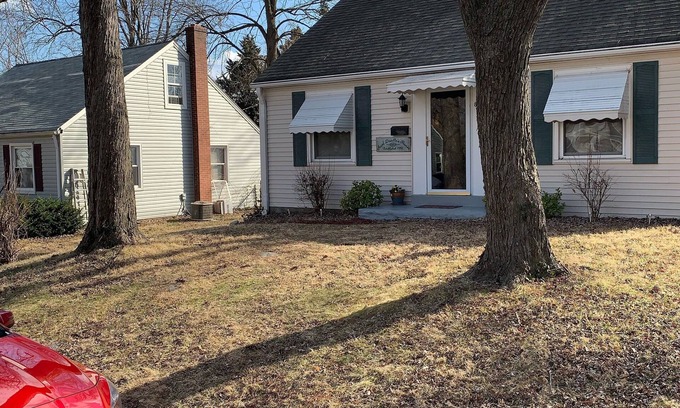 St. Charles Historic District House | Aunt Doodle’s House 8 blocks from Historic Main Street. Convenient location!