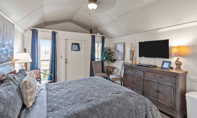 Oil City Apartment | Avail this weekend, Romantic, Kayaks!
