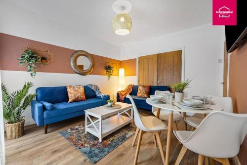 Seisdon House | Available for Horse of the Year and Caravan Show - 4 bedrooms with 7 beds , 2 bathrooms and driveway