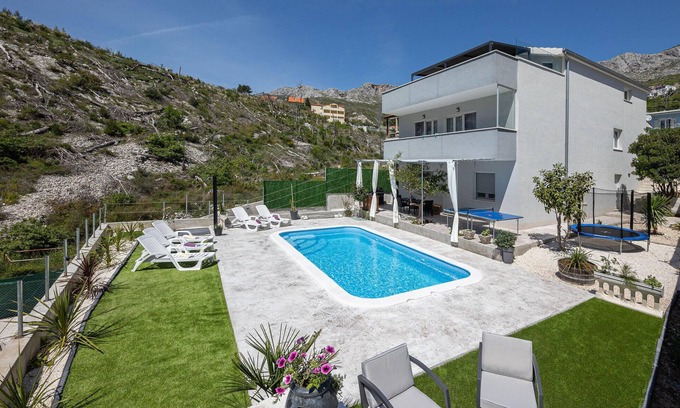 Zrnovnica House | Awesome home in Zrnovnica with jacuzzi