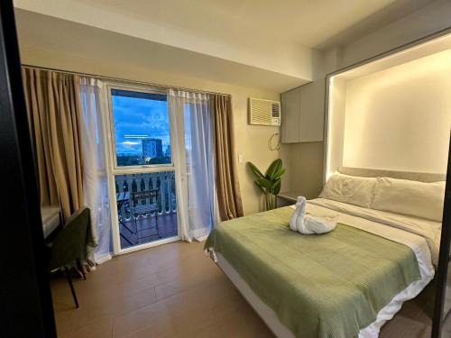 Pinagsama Apartment | Awesome Sunset View in Venice Mall Suite with PS5 30th edition, Walk to Everything, 5 mins away to BGC, DisneyPlus, Prime Video, HBO Max