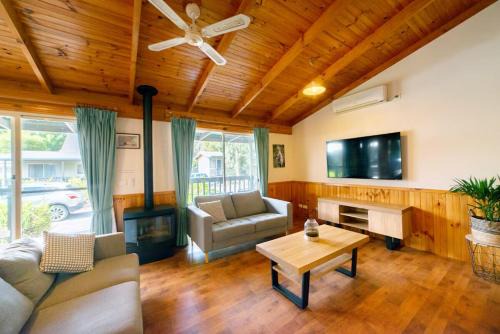 Halls Gap Villa | Awonga Cottages - Hakea 2Br