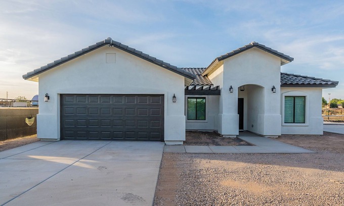 Gilbert House | AZ GO Rentals: 2022 built, 3bd/2ba, 2car garage and PICKLEBALL COURT! DETACHED!