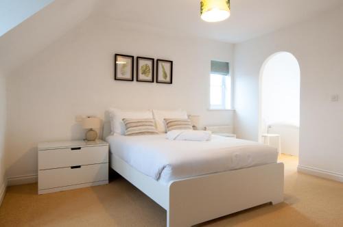 Derby House | Aztec House - Modern & Spacious, 6 separate beds