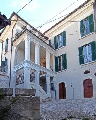 Rocca di Mezzo Bed & Breakfast | B&B Il Cardinale