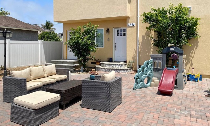 Harbor Gateway South House | Backyard Guest House
