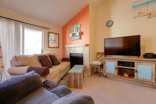 Galveston Apartment | Balcony and Pool Access Condo in Galveston!