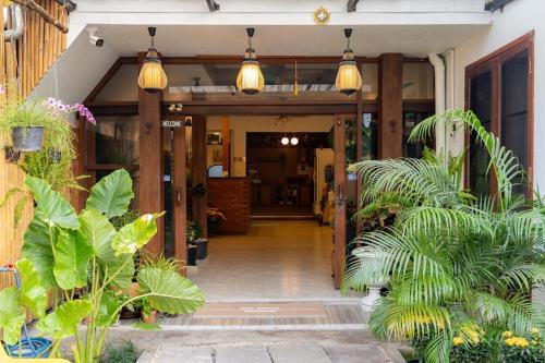 Wua Lai Hotel | Banana House