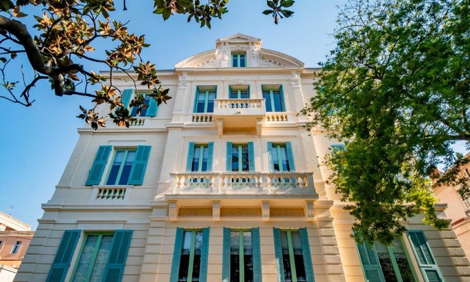 Cannes City Centre Hostel | BANANA'S CAMP