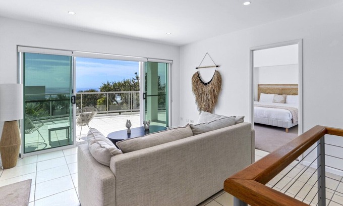 Castaways Beach House | Barefoot Beach Abode, Castaways Beach