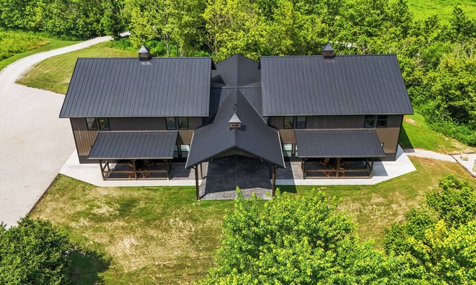 Stanton House | Barndo Parking River Hot Tub