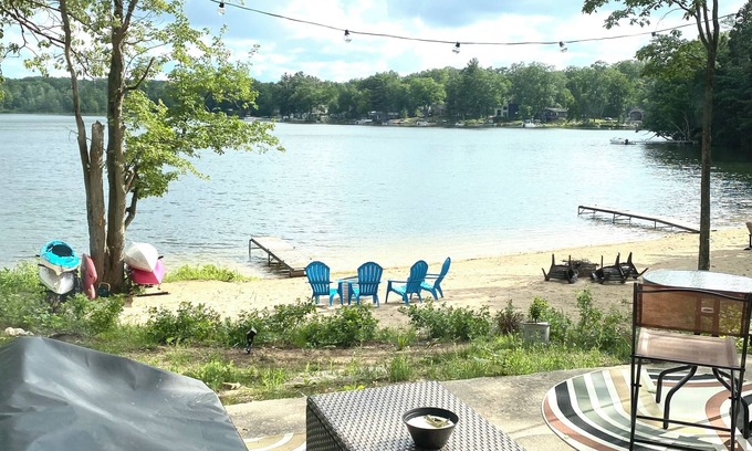 Traverse City Cottage | Bass lake waterfront! Cozy 1 bedroom cottage minutes from Traverse City!