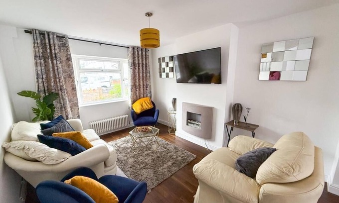 Farnborough and Crofton Apartment | Bassetts House - Mins to Central London