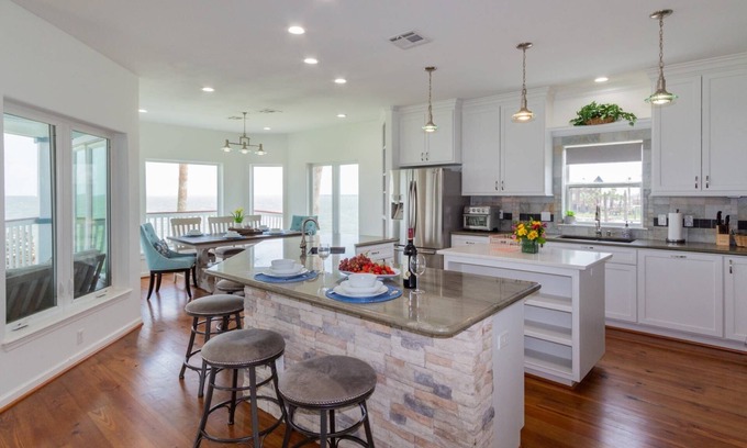 El Lago House | Bay Front Water Views & Fishing Pier|Huge Deck|View of Kemah Boardwalk|Close to Beach & NASA|WiFi