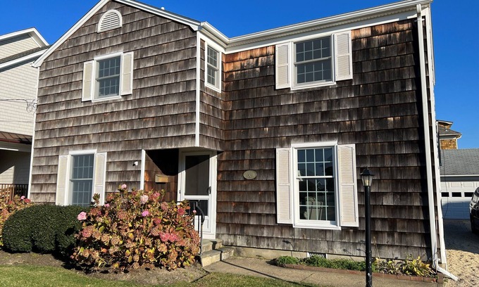 Avon House | Bay Head Colonial - around the corner from the beach!