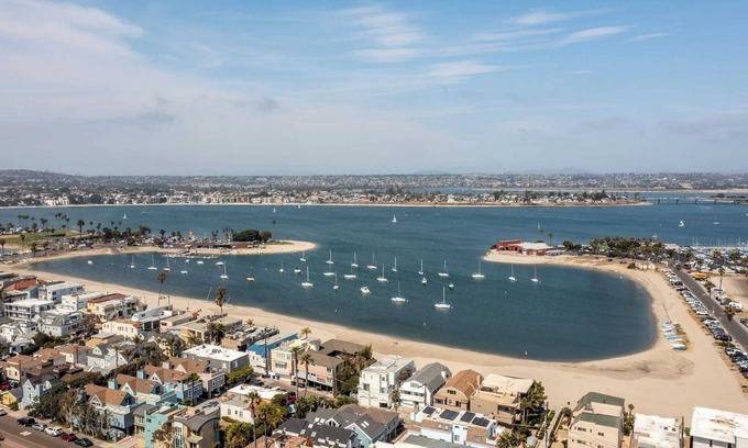 Central Mission Beach Cottage | Bay View 3 by Avantstay Stunning Home on the Beach! In Mission Beach!