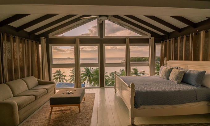 Half Moon Bay Apartment | Bay view/Pent house/Luxury view in West End
