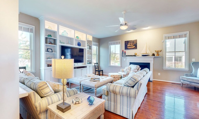 The Commons House | Bayside Resort house w/free WiFi, tennis court, gym, and fireplace