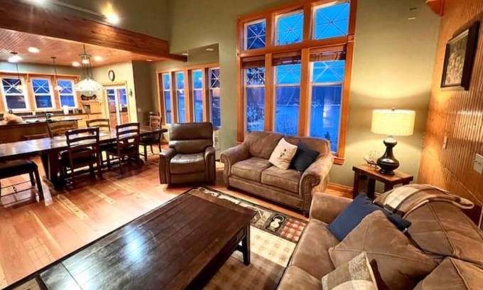 Bayview House | Bayview Beauty close to Silverwood theme Park.