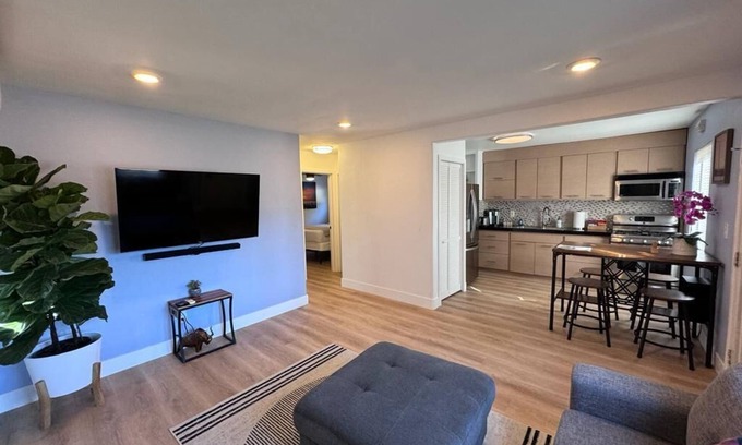 Hillcrest House | BBQ Grill, 5 mins to DT, Canyon Views, Parking