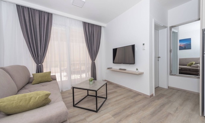 Donja luka Apartment | Beach apartment Mara 2 50m to the sea,modern apartment in the center of the town