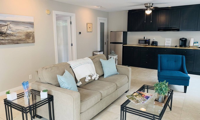 Demere Park Cottage | Beach Cove - Walk to Pier, Village, Shops & Restaurants