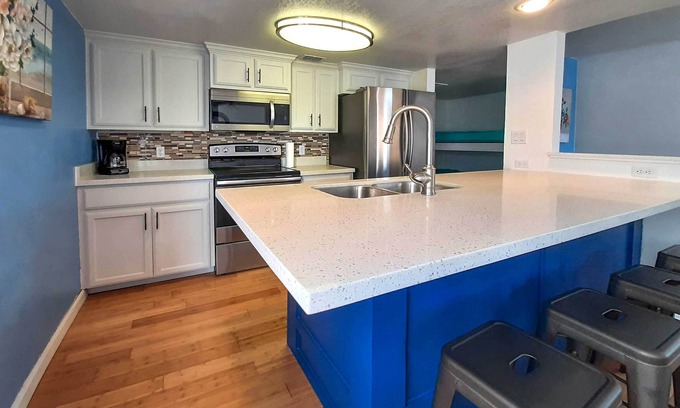 South Padre Island Apartment | Beach Digs: Walk to Restaurants, Bars & Ocean