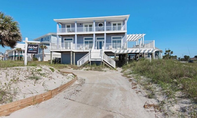 Villa Segunda House | 🌴 Beach Getaway 🌴 Steps to Beach w/Pool + Sleeps 22 + Gulf Views